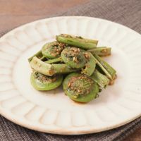 春を感じる山菜「こごみ」を使ったおすすめレシピと下処理方法を動画でご紹介クラシル