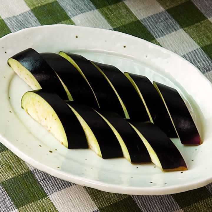 なすを3分揉むだけで激ウマの浅漬けに ミョウバン不要の“ごはん泥棒”
