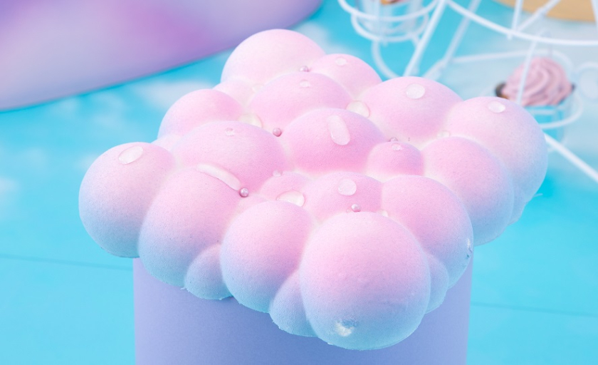 水色×ピンクが可愛い平成コアスイーツ🎼🎀 6 17~登場する新メニューでピーチバスチーやレアチー・音符や羽のメレンゲクッキーが食べられるよ！♫スイーツにぴったりなドリンクもあるからチェックしてみてね！！ メレンゲクッキーはケーキの横に置いたり、ドリンクに乗せ