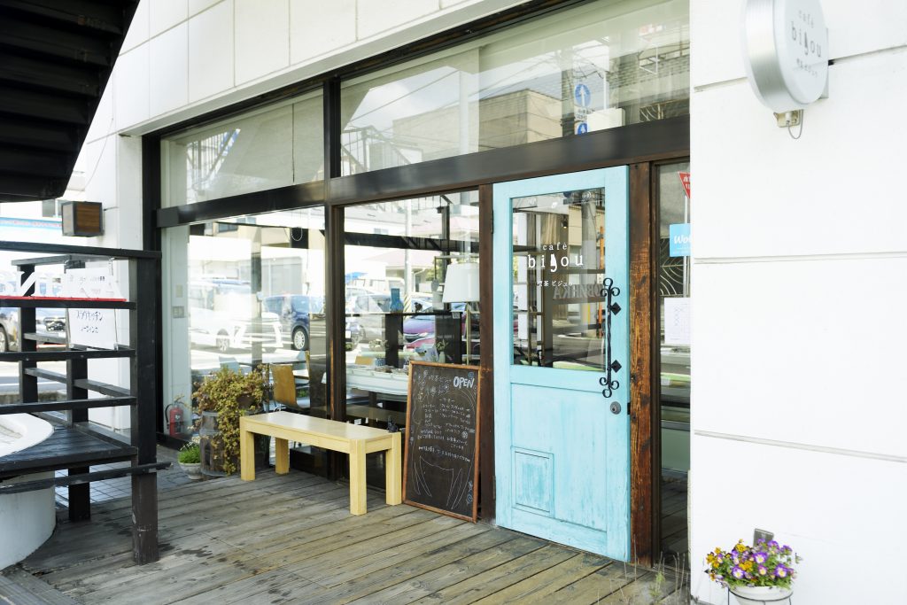 10月12日オープン 仙台駅から徒歩4分、おしゃれカフェレストランが誕生, ✎仙台朝市に街中に展開するカフェ「ill」「Adapt」系列のカフェレストランがオープン,✎朝8時からモーニング、ランチ、カフェ、夜は24時までワイン＆ディナーも楽しめる,✎8:00〜18:00はピザ、クレープ、ケーキ、ドリンクを提供。ドリンクはテイクアウトもOK,