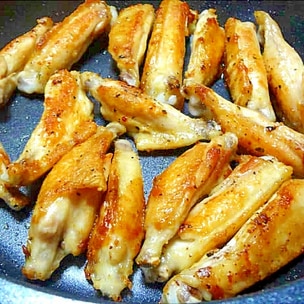 手羽中と大根の煮物がお気に入りのようであっという間に食べてた🍖また作ろう。娘が産まれてから1日も欠かさず書いていた育児日記が終わってしまったー こちらにも食べたものも書いてました。写真は離乳食始めたときかな🍙毎日書いてたのでオムツ替える度に「あ、書か