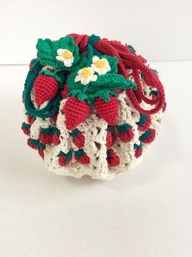 いちごポシェット🍓🛍️ 編み方動画をYouTubeに投稿しました✨️ お子様に持たせたくなる可愛さです︎💕︎マチもついているので、お菓子もたくさん入っちゃいます🍬🍫 いちご狩りのお供にも 🍓✨️ 編み図のダウンロード販売してます📖´- 日本語版・英語版Instagram