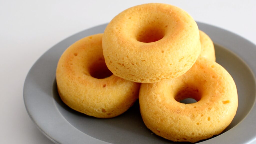 揚げない＆型なし！米粉おからドーナツレシピ卵乳小麦粉アーモンド白砂糖なし簡単米粉おやつ @puchaneiyoushimamaはちみつの優しい甘さの 米粉おから焼きドーナツレシピです。砂糖バージョンはブログに載せています油で揚げないので 作り方もとっても簡単