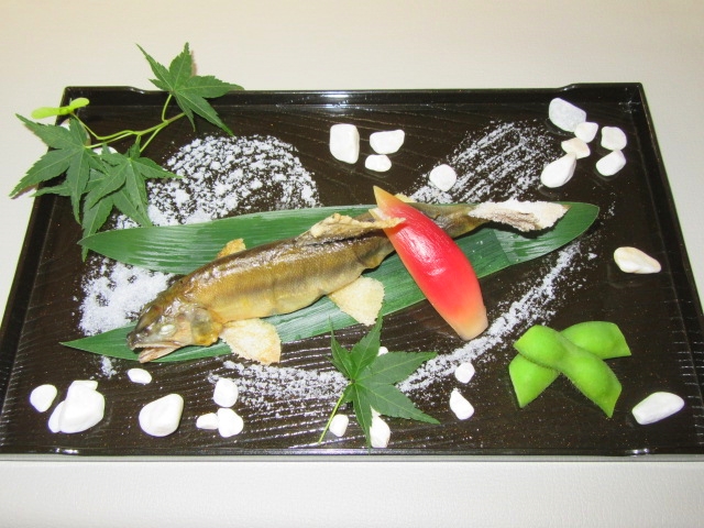 朝から元気になれる和食朝ごはん💐😋, こんばんは💓昨日の朝ごはんです🥣, 香川出張で購入した香川の郷土料理, しょうゆ豆 も盛り付けました☺️✨, 献立, あみ海老おにぎり, 枝豆トマトきゅうりの和風サラダ, ほうれん草の信田, オクラ納豆,新じゃがを使ったアンチョビポテト生ハム入り, 焼き鮭, 茗荷ピクルス, いくらミニ小鉢, しょうゆ豆, お味噌汁, 沢山並べました💓,