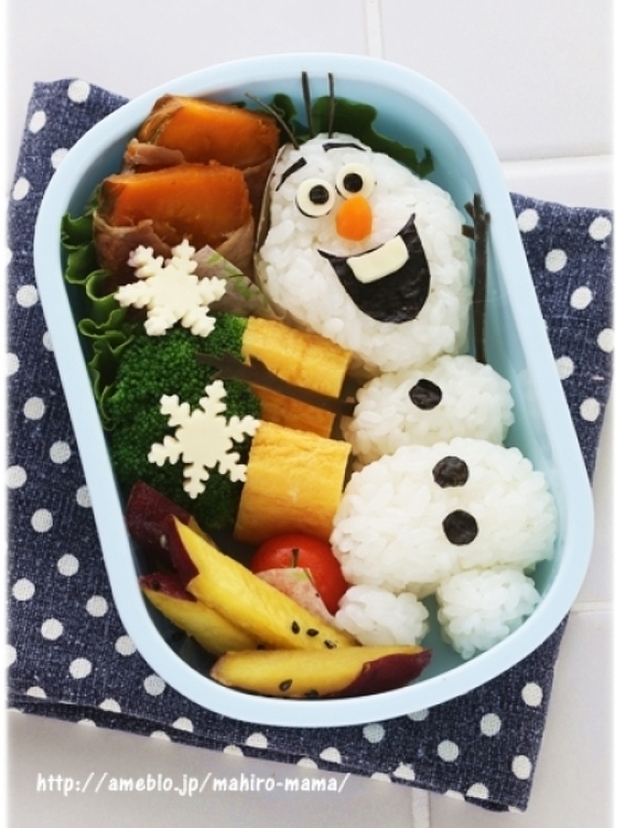 しばらくしたらアーカイブします🫣 今日は遠足🍙🍓🫛👧🏻 キャラ弁お願いされたけど難しいものは 👶🏻がいるので厳しいやっぱり ベイマックスになりました🙌🏻笑 困った時のベイマックスとママ友も言っていた🤭 ただこのベイマックス眼圧強すぎだね？ もう少し目を