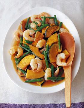 かぼちゃのおいしい季節「かぼちゃプリン」レシピのご紹介🎃 ハロウィンのシンボル、 かぼちゃを使った「かぼちゃプリン」は、 裏ごししたかぼちゃに、しょうが汁とシナモンの香りが加わって濃厚なおいしさ！ 三温糖が、焼くとほんのり カラメルソースのようになり