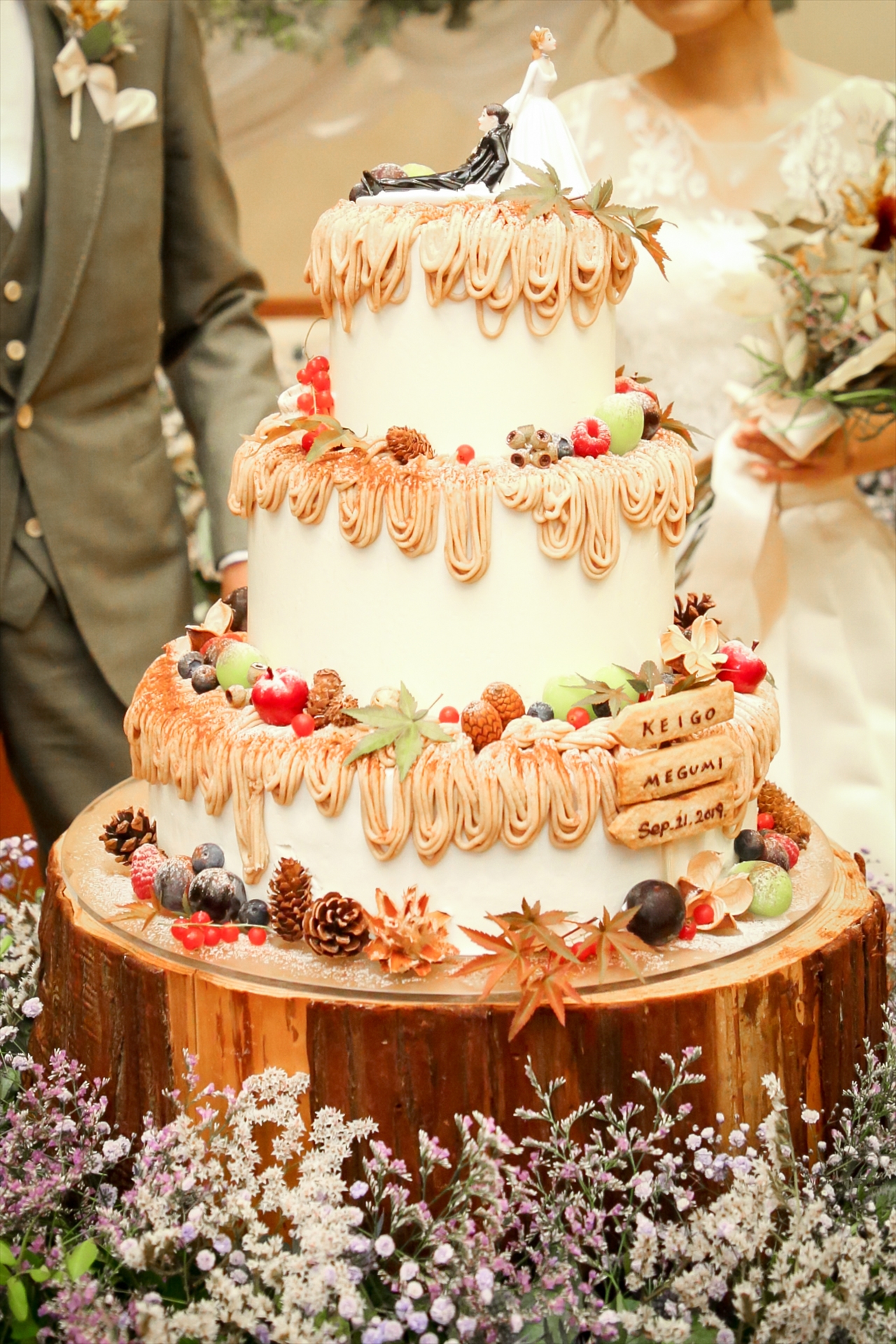 wedding cake 秋にぴったりのモンブランのウエディングケーキマロンクリームをたっぷりと飾り渋皮栗、松ぼっくりで秋らしく仕上げました。ちなみに松ぼっくりは手作りなので食べられます🫢♡季節にあったフルーツや食材を使用して作るウエディングケーキもいいですよね