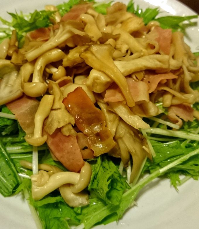 リーフレタスとソテーきのこと厚切りベーコンのサラダ