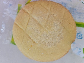 ヤマザキ メロンパンの皮でクリームサンドしちゃいました。 : パン食べたよ