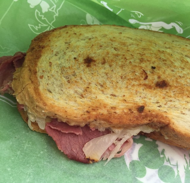 𝘛𝘰𝘬𝘺𝘰 𝘋𝘪𝘴𝘯𝘦𝘺 𝘚𝘦𝘢🥒ʾʾ ピクルスとても好き〜〜〜🫶🏻 ニューヨークデリが好き！ 定番のルーベンサンドです🥪ニューヨークデリ東京ディズニーシー東京ディズニーリゾートディズニーコーデディズニーディズニーフードtokyodisneyseadisneysea