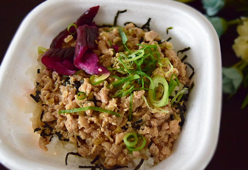 すき家の鶏そぼろ丼特盛を堪能！TikTok