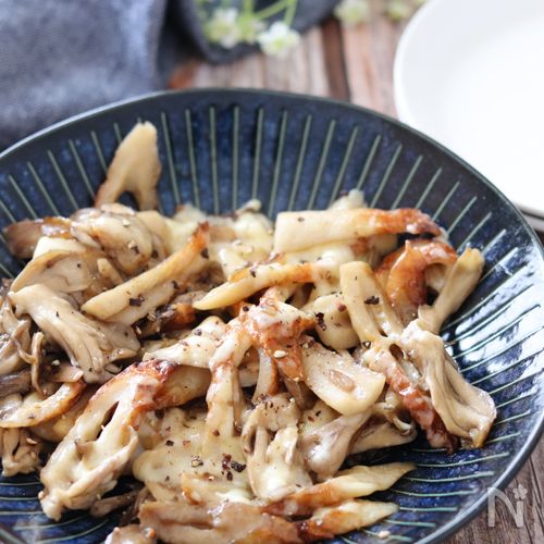 これで何か作って！ 舞茸のチーズ焼き, 今回使った材料です☺️, ↓↓↓, 舞茸 1袋, 醤油 大さじ1, 酒 大さじ1, みりん 大さじ1,砂糖 大さじ1, ニンニクチューブ 2㎝, しょうがチューブ 2㎝, チーズ 適量, 黒胡椒 適量, パセリ 適量,同棲生活同棲ごはん同棲カップル 節約 料理 簡単 舞茸舞茸レシピまいたけまいたけレシピまいたけダイエット