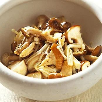 300gきのこを使った旨みたっぷりのサラダレシピ