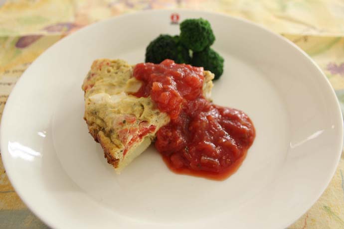 ズッキーニとツナのスパニッシュ風オムレツの献立 副菜：トマト とモッツァレラチーズのアジシオサラダ、汁物：ほうれん草とベーコンのスープ 献立・メニュー 味の素パーク たべる楽しさを、もっと