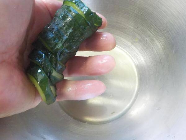 冷凍きゅうりで作るQちゃん風漬物 冷凍することで水分をしぼりだしやすい くわしい調味料の量は書いていません兀兀記