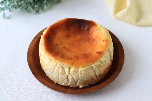 苦味がアクセント！ ココットバスクチーズケーキ