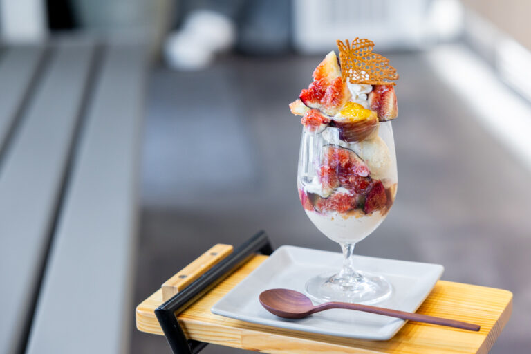 完熟いちじくパフェ2025大変お待たせいたしました〜！ 明日8 8より完熟いちじくパフェ2025の販売を開始します！栽培期間中化学合成農薬化学肥料不使用で🧑‍🌾園主が大切に育てたいちじくから、パフェにのせたら美味しそうなものを👩‍🍳店長が厳選してお作りしますので