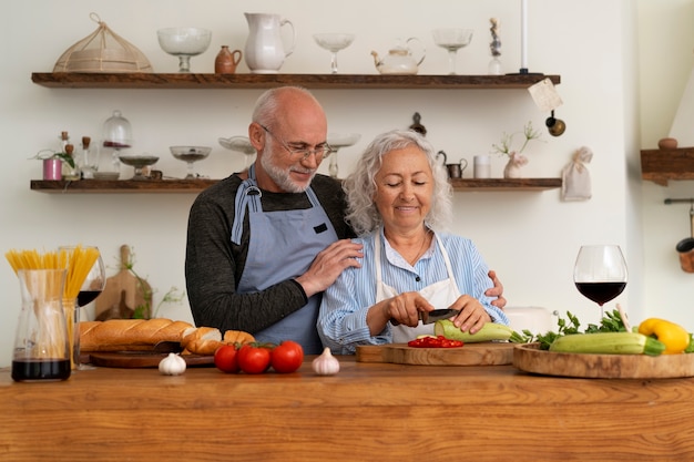 自宅の台所で一緒に料理を愛するカップルの写真素材・画像素材 Image 107461908