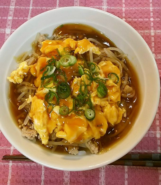 モヤシのそぼろあんかけ丼。卵とひき肉入りでお腹も満たされるESSEonline エッセ オンライン