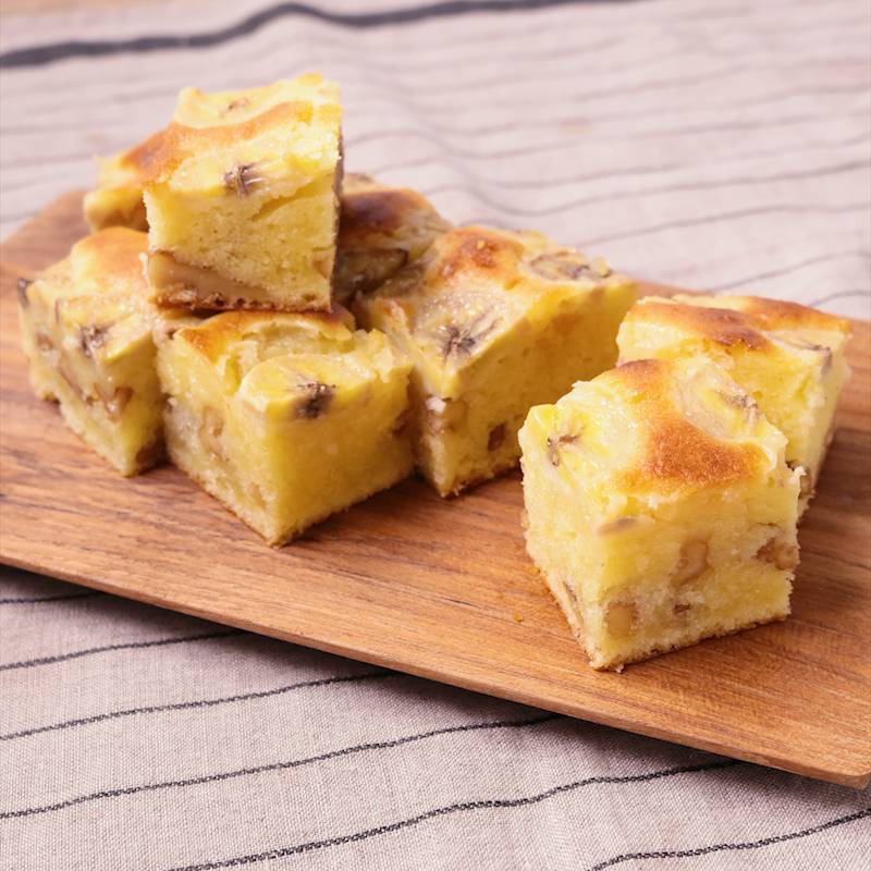 オレンジの美しいチョコレートケーキ、滴りとチョコレートのアイシングを注ぐPremium写真