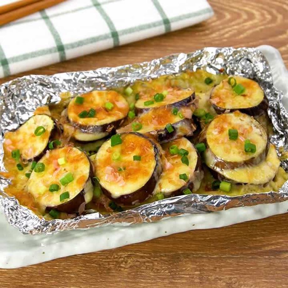 鈴木文香ふわトロ長ナス🍆 このナスの特徴は果皮がやや厚めで果肉がとろけるほど柔らかいのが特徴です！ 従来の長茄子よりも甘みもあります！おすすめの食べ方は 丸ごとホイル焼きや、切ってシンプルに炒めるだけでもトロッとして最高です✨ BUNFARMの野菜は マルト