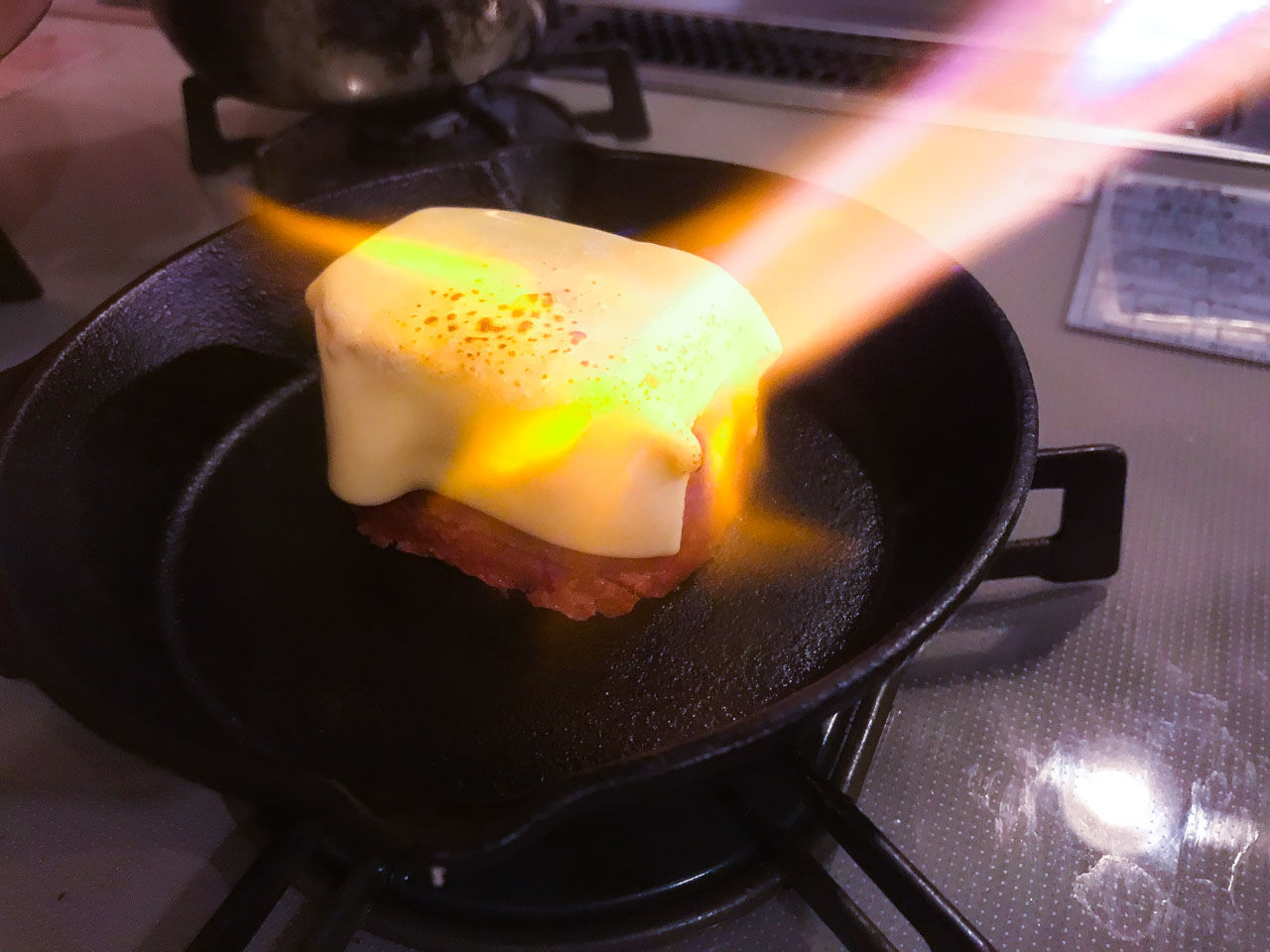 あぶり料理ができるバーナーを使うときのコツ。サーモンとプリンの上手なあぶり方ハウジーマガジン