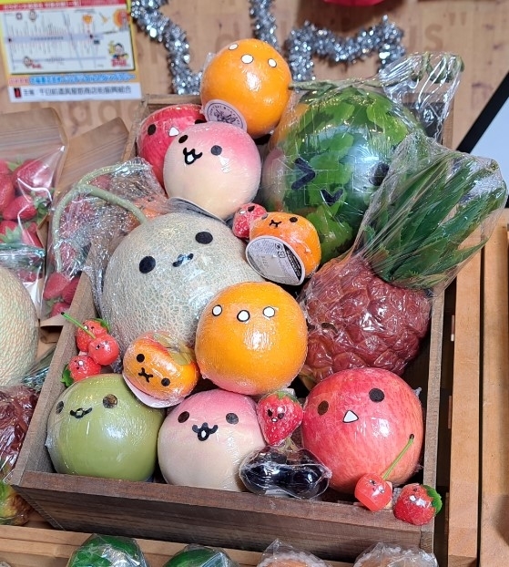 スイカゲーム』のLINEスタンプ第2弾が発売 https:news.denfaminicogamer.jp news 240118r 果物 を落としてくれる「ポッピー」や「くだもの」たちが日常で使いやすいセリフと共に描かれる。24種のスタンプが収録され、価格は50コイン 120円とお手頃