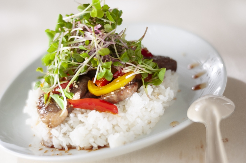 迷ったらこれ！豚バラ野菜焼肉丼♪のレシピエバラ食品