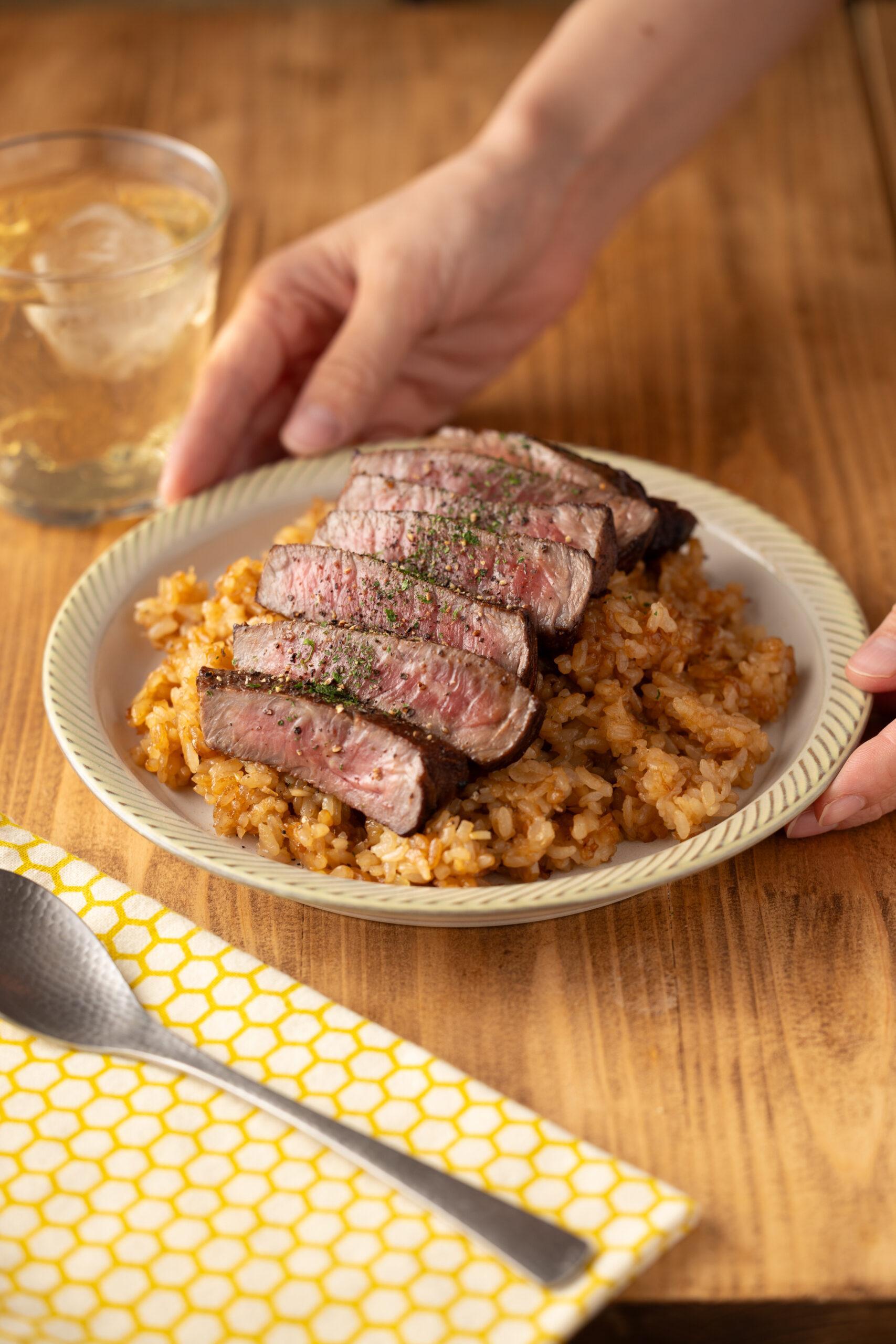 これぞ夢のドリーム丼 ハンバーグ・レアステーキ・ガーリックライスが一堂に会するインパクトどーん！ ハンバーグ王子- エキスパート -Yahoo!ニュース