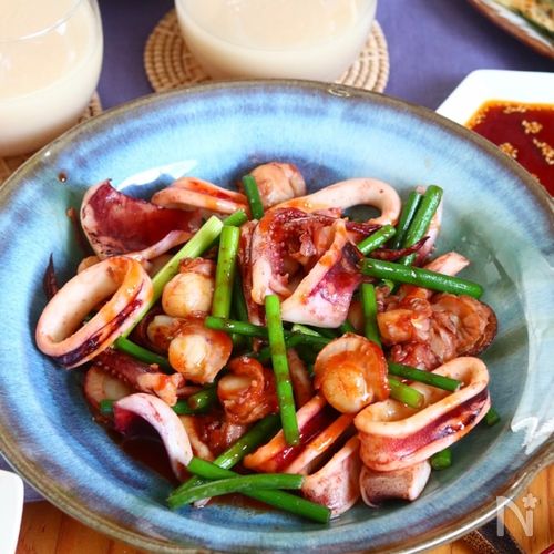 セブンプレミアム『いかとニンニクの芽 90g』はイカの旨味にニンニクの芽やタレのガツンとした香りがたまらない、超コスパ惣菜！えんぎ株式会社ENGI Inc