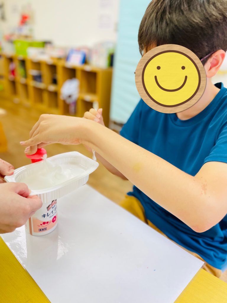 雲スライム☁ , @n.annlee321 さんの投稿をお借りしました❕, ↓私的に子どもが扱いやすいベストな雲スライム☺️, 注意⚠︎,・口には入れないで下さい, ・手に傷がある場合は、手袋をして遊んで下さい, ・遊び終わったら必ず石鹸で手を洗って下さい, ＼毎日20:30ごろ更新, 子どもと楽しめることシェアしてます☺️ , あん です🌸 @n.annlee321 ,