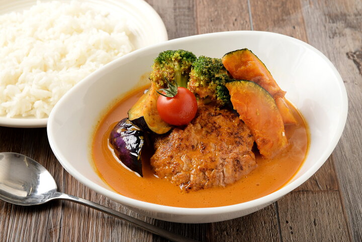 大戸屋ごはん処 公式大戸屋の冷凍食品シリーズに⁡ ⁡ 新メニュー「味噌デミグラスソースの煮込みハンバーグ」が登場しました👏✨ ⁡牛100％の肉汁たっぷりなハンバーグの旨味と味噌デミグラスソースの相性は抜群！ ⁡ 冷凍食品でありながらお店で食べているかのよう