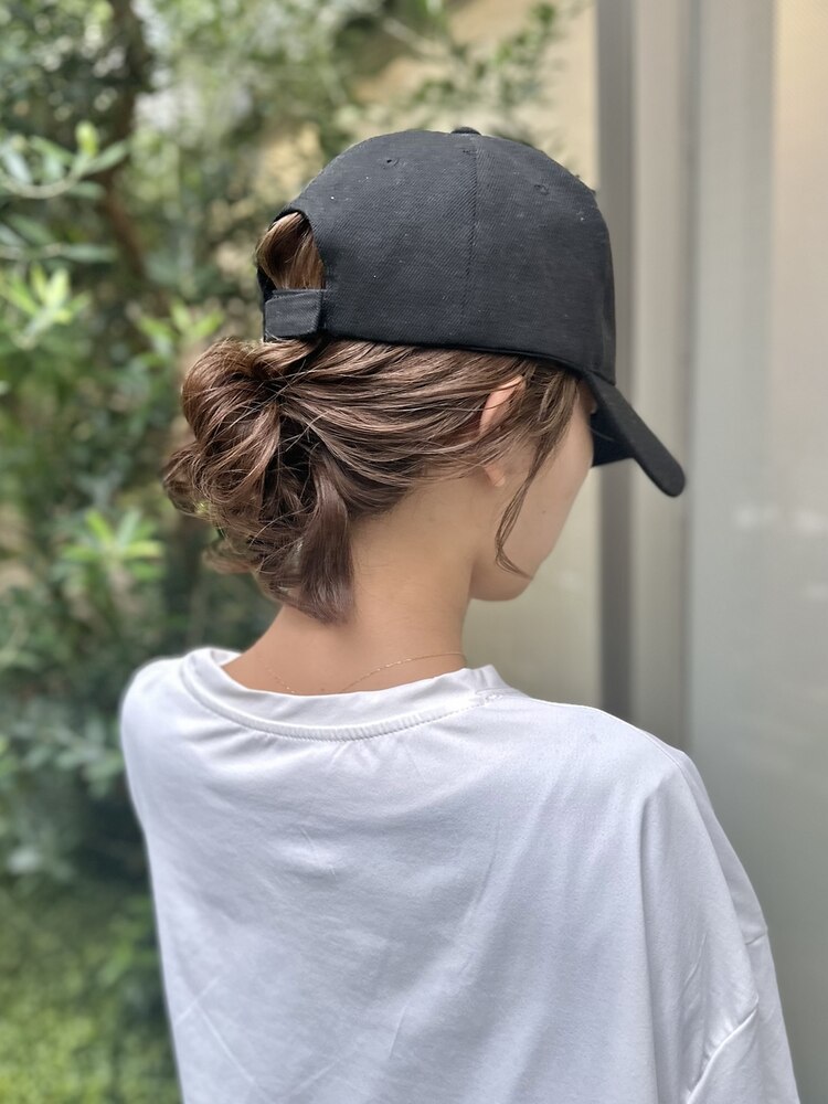 飛ばされないキャップヘアアレンジの作り方