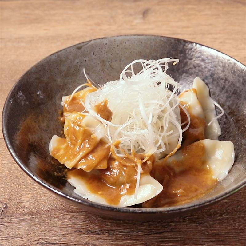 万能甘辛タレがミソ！ 餃子の甘辛ソースかけ