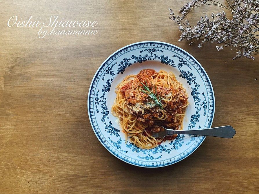 パルメザンは必須アイテムだよね〜😋❤️TABASCOも特に､このレトルトのミートソース🍝トマト🍅の酸味が強いから パルメザンは欠かせない 🤣