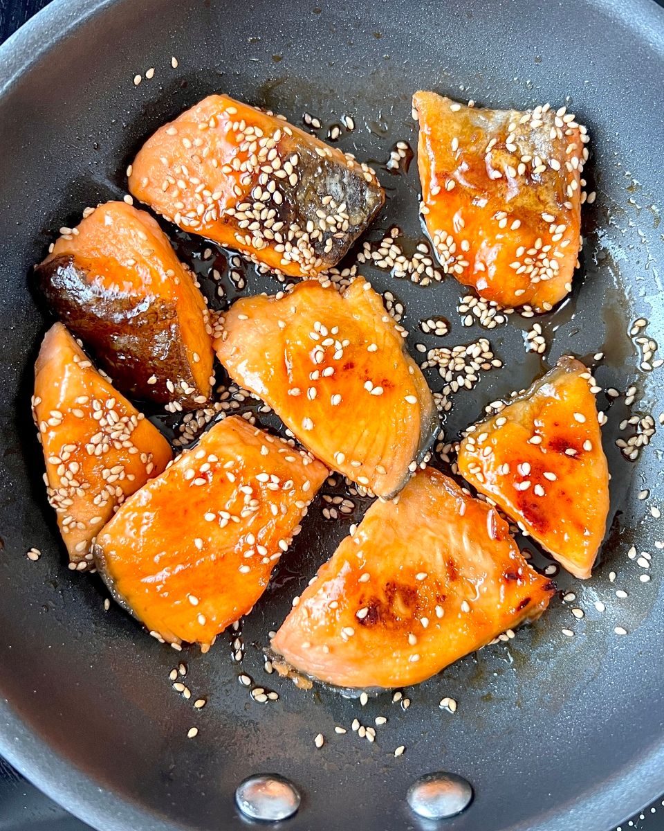 ミツカン カンタン酢 公式. 味付けは「カンタン酢」だけで簡単👏鮭の甘酢照り焼き. みなさん！秋鮭がおいしい季節になりましたね🐟🍁本日は旬の鮭を使ったレシピのご紹介です😆 なんとこの甘酢照り焼き、味付けは「カンタン酢」だけでできちゃいます