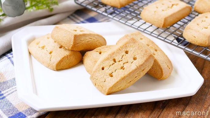 材料2つ トースターで作る！バタークッキー作り方！, 材料 , ◯バタークッキー, ・ホットケーキミックス150g, ・無塩バター70g, 1.バターを500wの電子レンジで20秒加熱して混ぜる。, 2.ホットケーキミックスを入れて混ぜる。, 3.ラップで生地を挟み、薄く伸ばす。,4.型でクリ抜き、天板に並べる。, 5.1000wのトースターで10分焼く。, Ingredients: