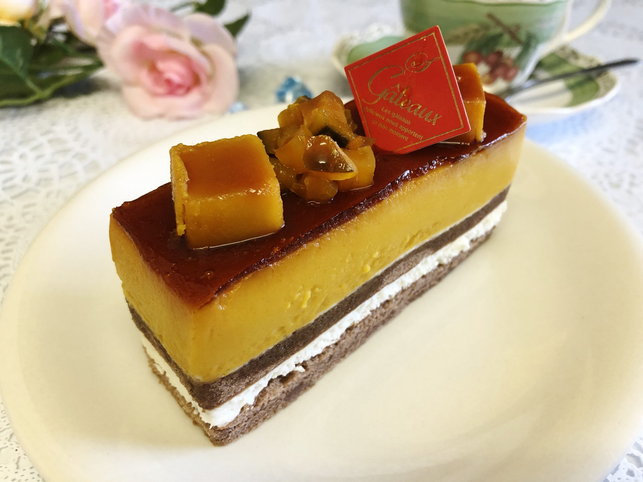 関東のグルメを毎日紹介→@rinrin99999, 毎年大人気のかぼちゃプリン目当てで再訪😊, 見た目からして優勝じゃない？,ケーキ型でカラメルと無糖クリームがたっぷりで美味そう🤤, 肝心のプリンはかぼちゃの味や質感をしっかり残しめっちゃ濃厚で美味しい🤤,以前も食べたけどここのプリン相変わらずめっちゃ美味しいわ, 店内はテーブル席とカウンター, スタッフさんの無愛想で接客は若干微妙,