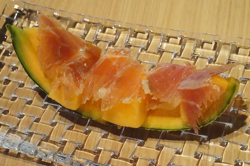 プロシュート・エ・メローネ☆日本では“生ハムメロン”と呼ばれていますが、本場イタリアでは“プロシュート・エ・メローネ”という名前で親しまれている定番料理だとか。呼び方を変えるだけでも、なんだかウキウキしますね♪ みなさまも旬のメロンを使って、ちょっと