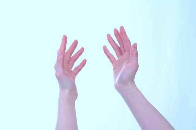 ただのふるえ」と思っていませんか？その手のふるえ、実は病気が隠れているかも気になる