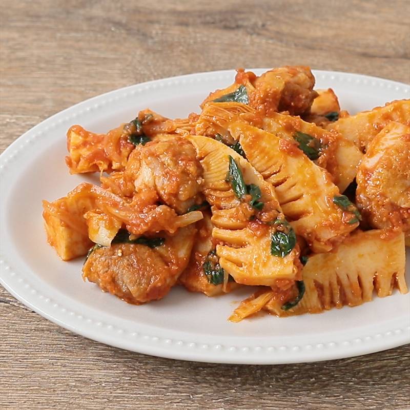 冬の野菜たっぷりひとり鍋 トマトジュースで味変！ 鶏肉とおいものトマト鍋 初心者でも簡単！ 週末の栄養補給ひとりごはん 1BRUSH