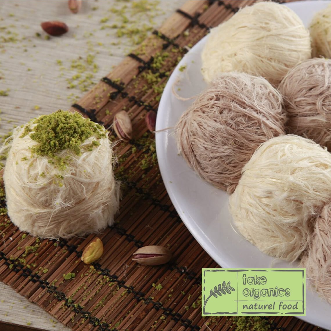 伝統的なウズベキスタンの甘いハルヴァ アーモンド カカオ メロンとヒマワリの種を暗い背景に鉄のトレイにPremium写真