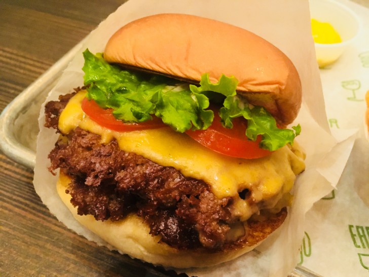 Hɪʀᴏʏᴜᴋɪ Kᴏsʜɪ六本木ワークデー、SHAKE🍔SHACKダブルバーガーで肉肉しいアメリカンなランチ😆たまにはいいね！shakeshackシェイクシャックシェイクシャックバーガー六本木グルメ六本木カフェ六本木ランチおひるごはん仕事頑張りますInstagram