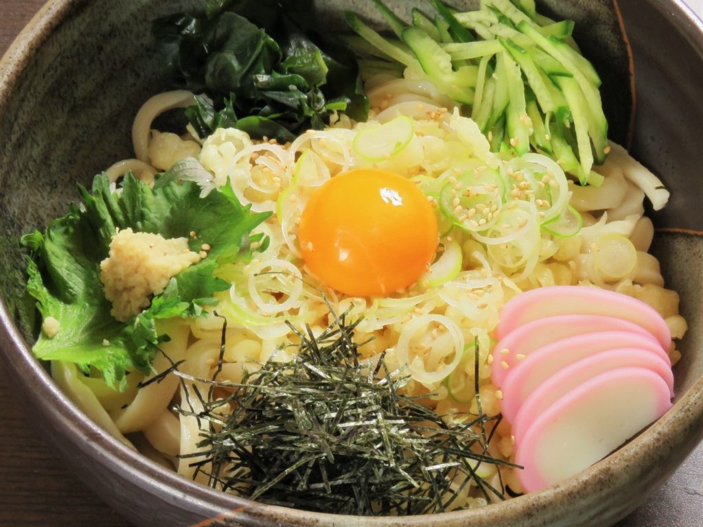 手打ち冷やしたぬきうどん、チンジャオ焼き春巻き、お麩deティラミス』