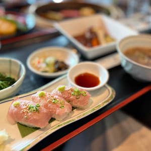 ✨「米沢牛サーロイン牛鍋」のご紹介✨今回は通常メニューではご提供の無い「サーロイン」を使用しております。 サーロインといえば、きめ細かいサシ❣️柔らかくてとろける様な食感を創業時より100年続く米沢牛黄木特製の味噌タレと共にお楽しみください！:p また