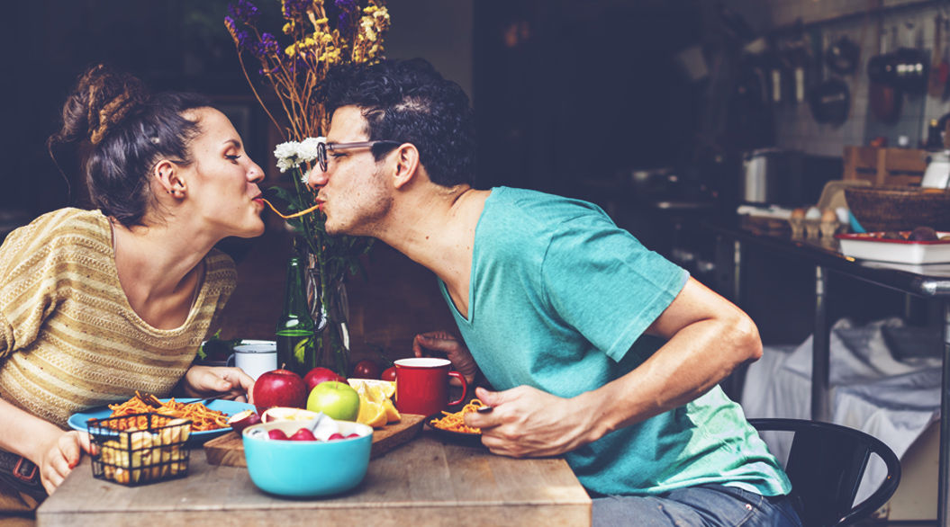 秋冬のキャンプ場で犬と一緒に料理を作るカップルキャンパーの写真素材96352525- PIXTA