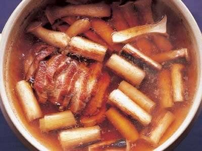 鴨肉は、「カナール・ア・ロランジュ オレンジソースをかけたロースト 」や「鴨のコンフィ」など、さまざまなフランス伝統料理に使われています。一方、日本では肉食文化が一般的ではなかった明治維新前に食されていた、数少ない鳥獣類が野生鴨だったそうです。今日