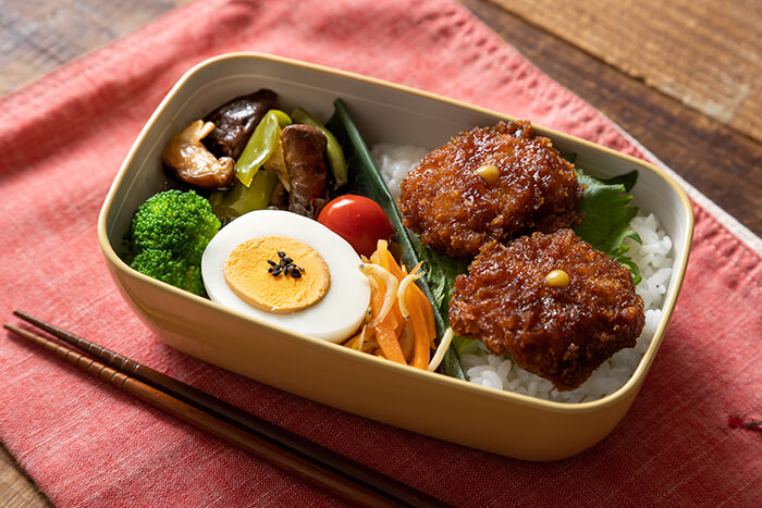 真似したくなる組み合わせ勢揃い！「肉巻きおにぎり」の献立案7選 - macaroni