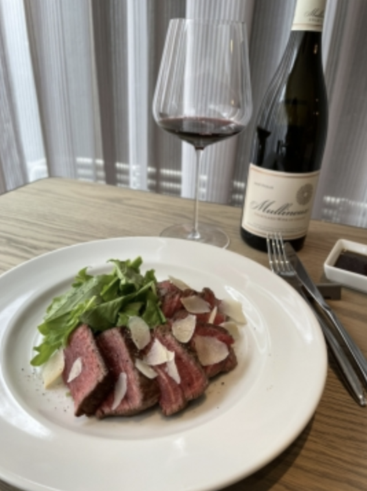 黒毛和牛モモ肉のタリアータ』 レアに焼いた牛肉のステーキを薄く切った料理。ルッコラと削ったチーズを盛り付け、特製のバルサミコソースをかけています。是非ご賞味くださいませね❣️ 本日もたくさんのお客様の笑顔にお会いできますように💖 皆様のご来店を心より