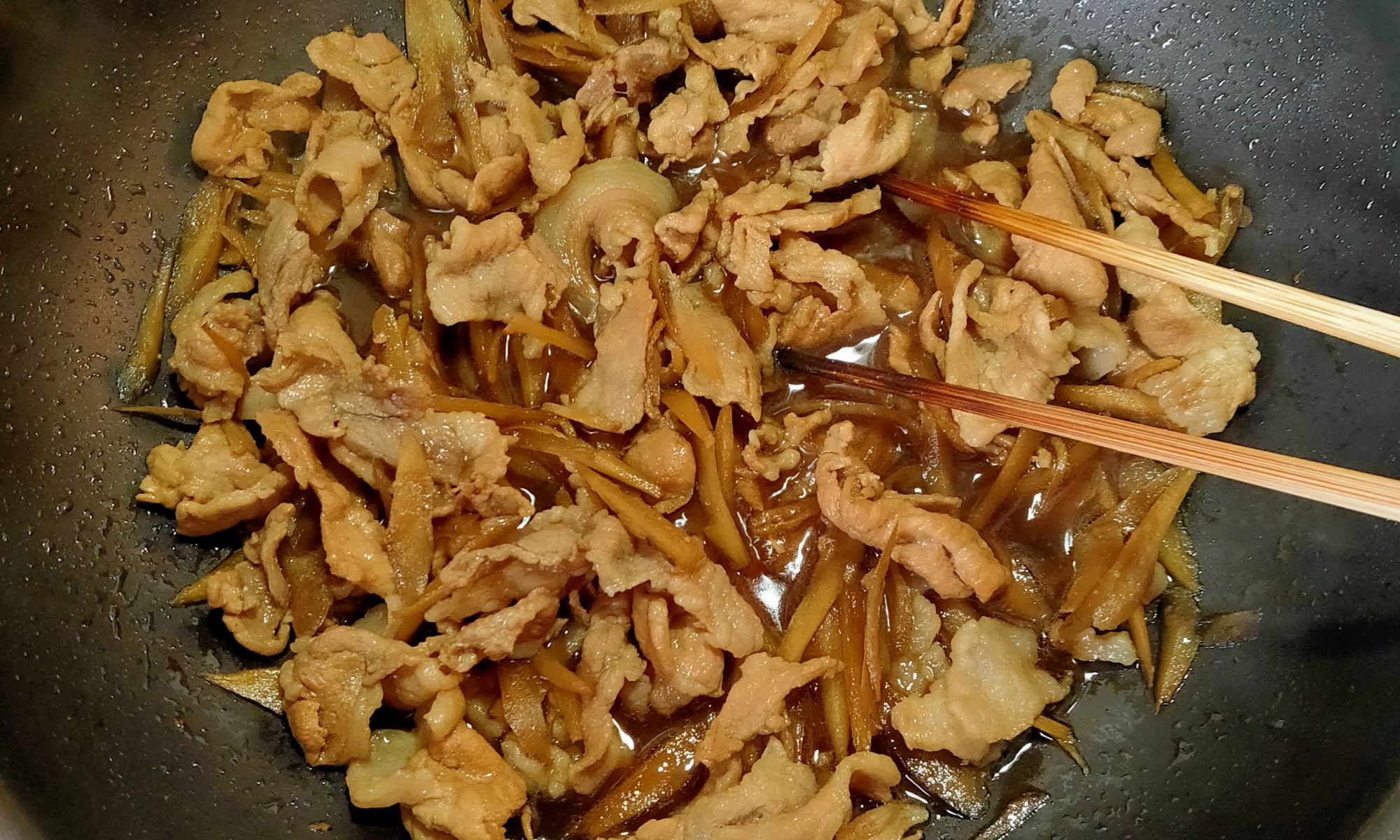 豚こまと牛蒡のしぐれ煮。 今日ご紹介するのはフライパンひとつで簡単に作れる豚こま肉と牛蒡のしぐれ煮。ちょっと甘めの味付けで、ごはんがもりもり進みます。汁気も出ないのでお弁当のおかずにもオススメです。日持ちもするので良かったらお試しくださいね *´ω